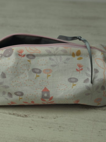 Trousse rectangulaire, fond rose avec lapin et fleurs