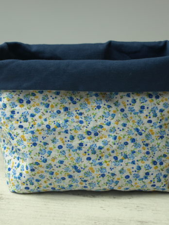 Corbeille, fleurs bleues et jaunes