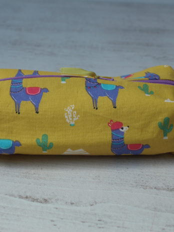 Trousse rectangulaire, fond jaune, lamas