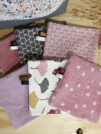 Trousse de toilette et 6 lingettes lavables tons roses