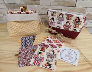 Corbeille, lingettes lavables et trousse de toilette